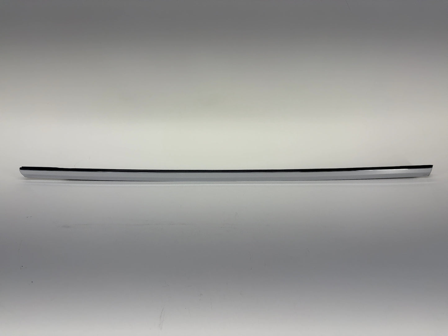 2018 Tesla Model X Front Right Door Belt Molding 1098684-00-D