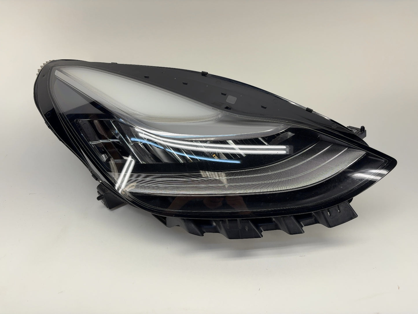 2021 Tesla Model Y Right Headlamp 1077372-00-K