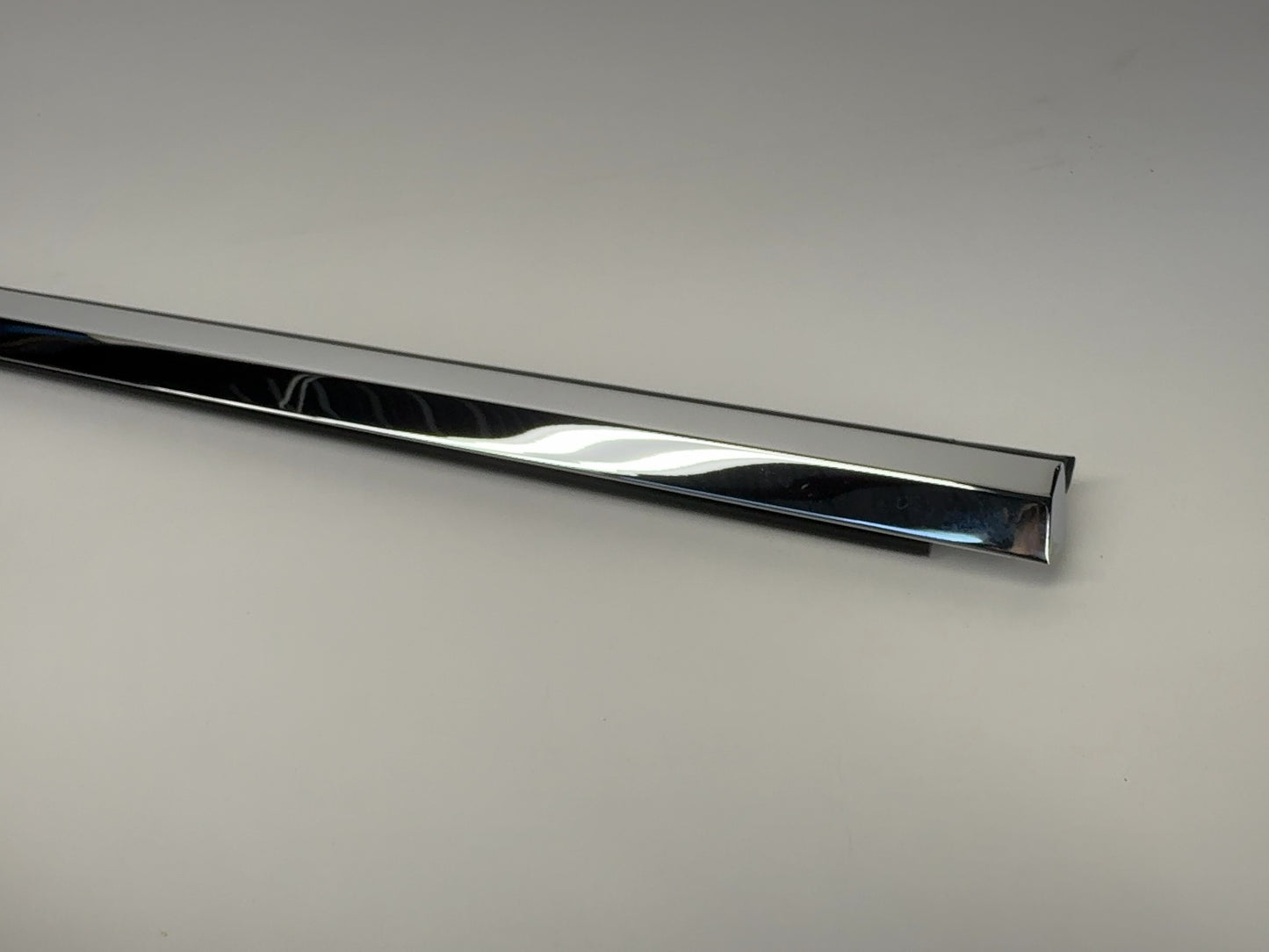 2018 Tesla Model X Front Right Door Belt Molding 1098684-00-D