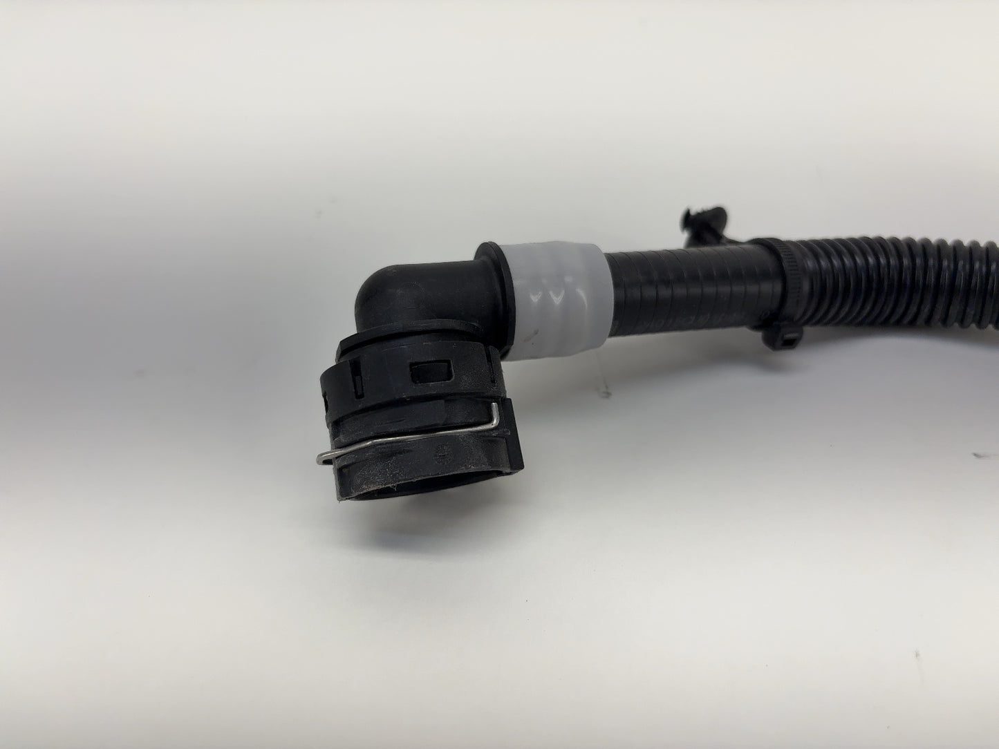 2024-2025 Tesla Model 3 Right Radiator Hose Outlet 1501325-00-E
