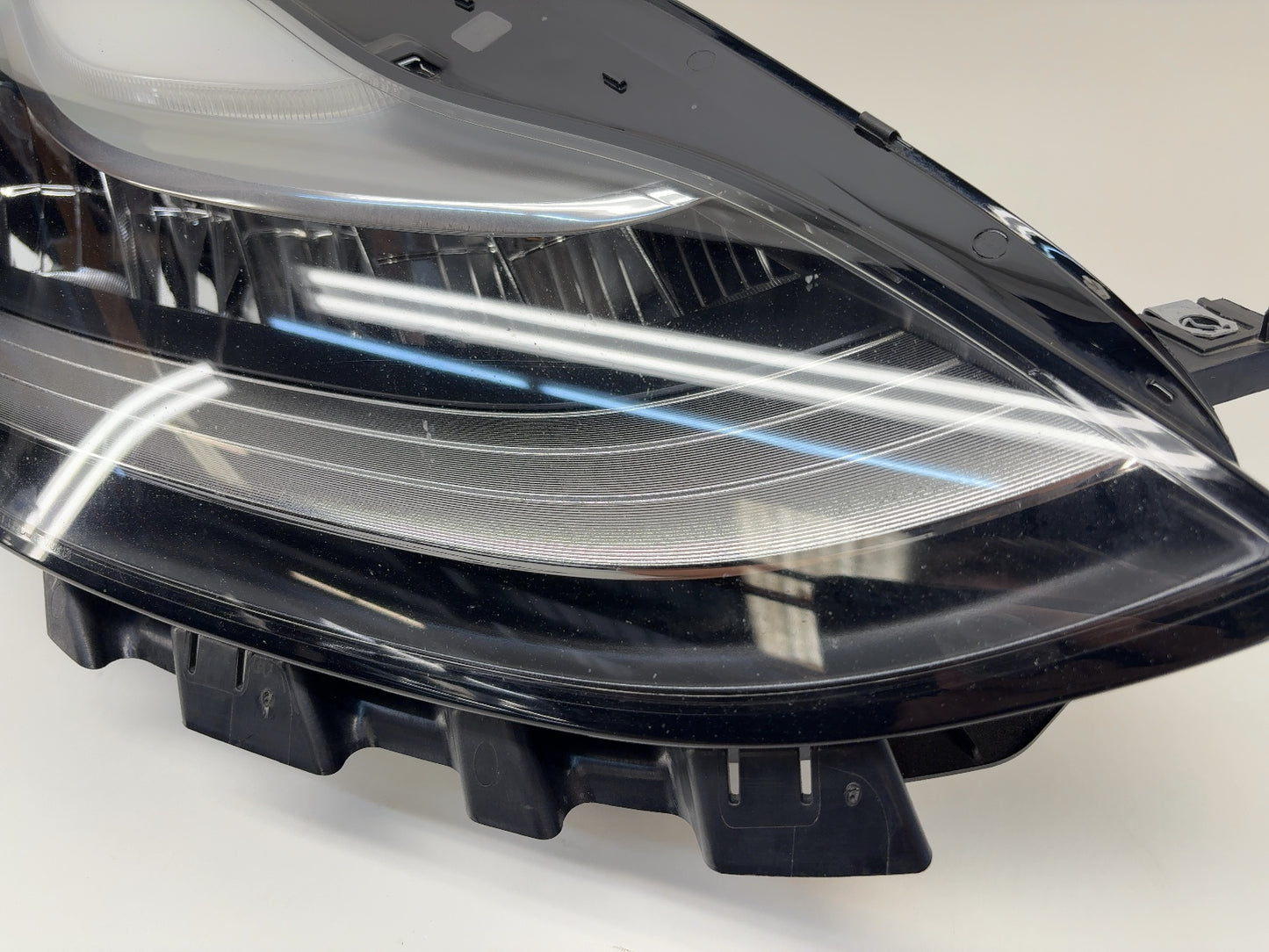 2021 Tesla Model Y Right Headlamp 1077372-00-K