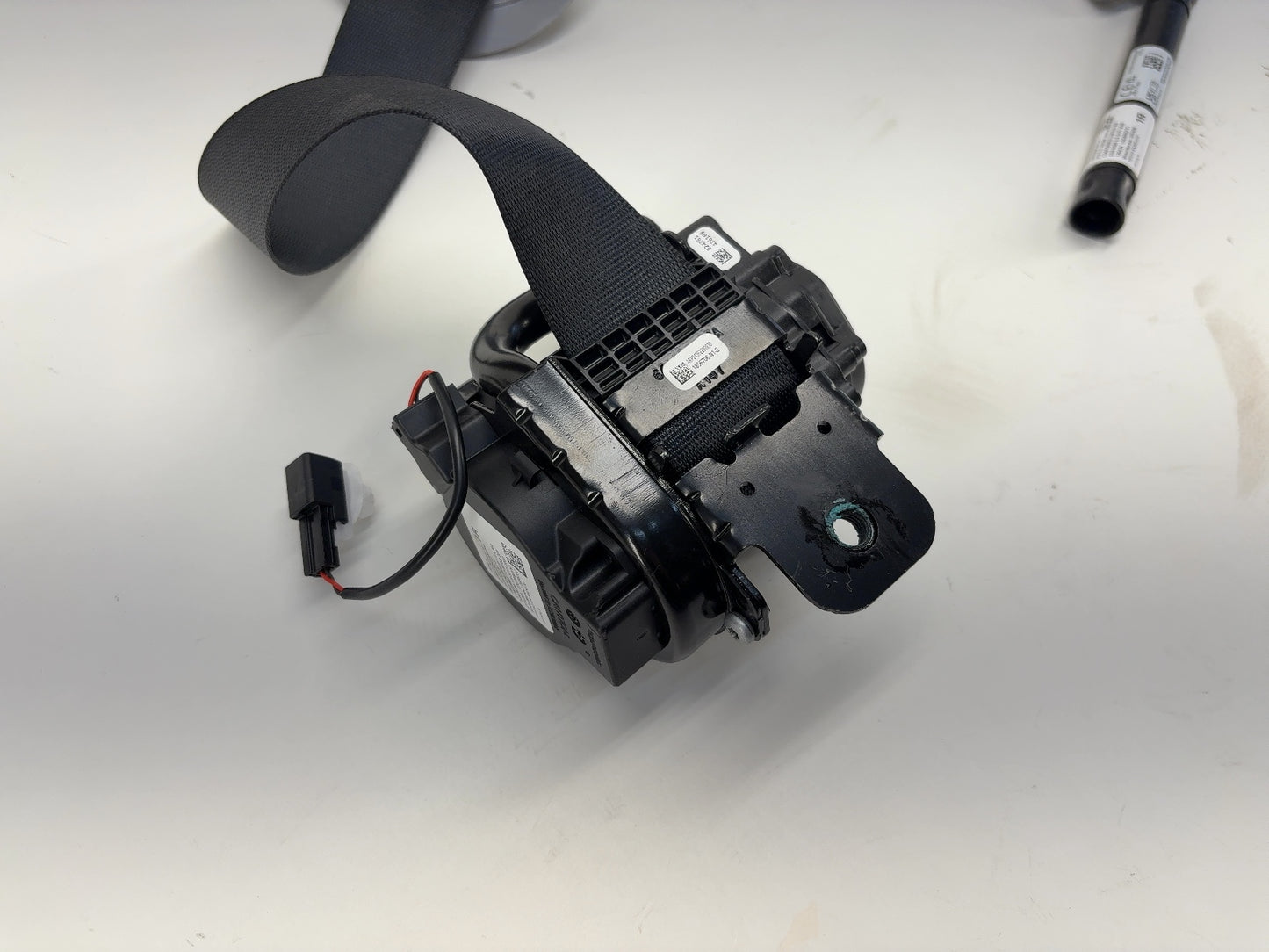 2025 Tesla Model 3 Highland First Row Seat Belt Retractor With Pretensioner 1856706-N1-E