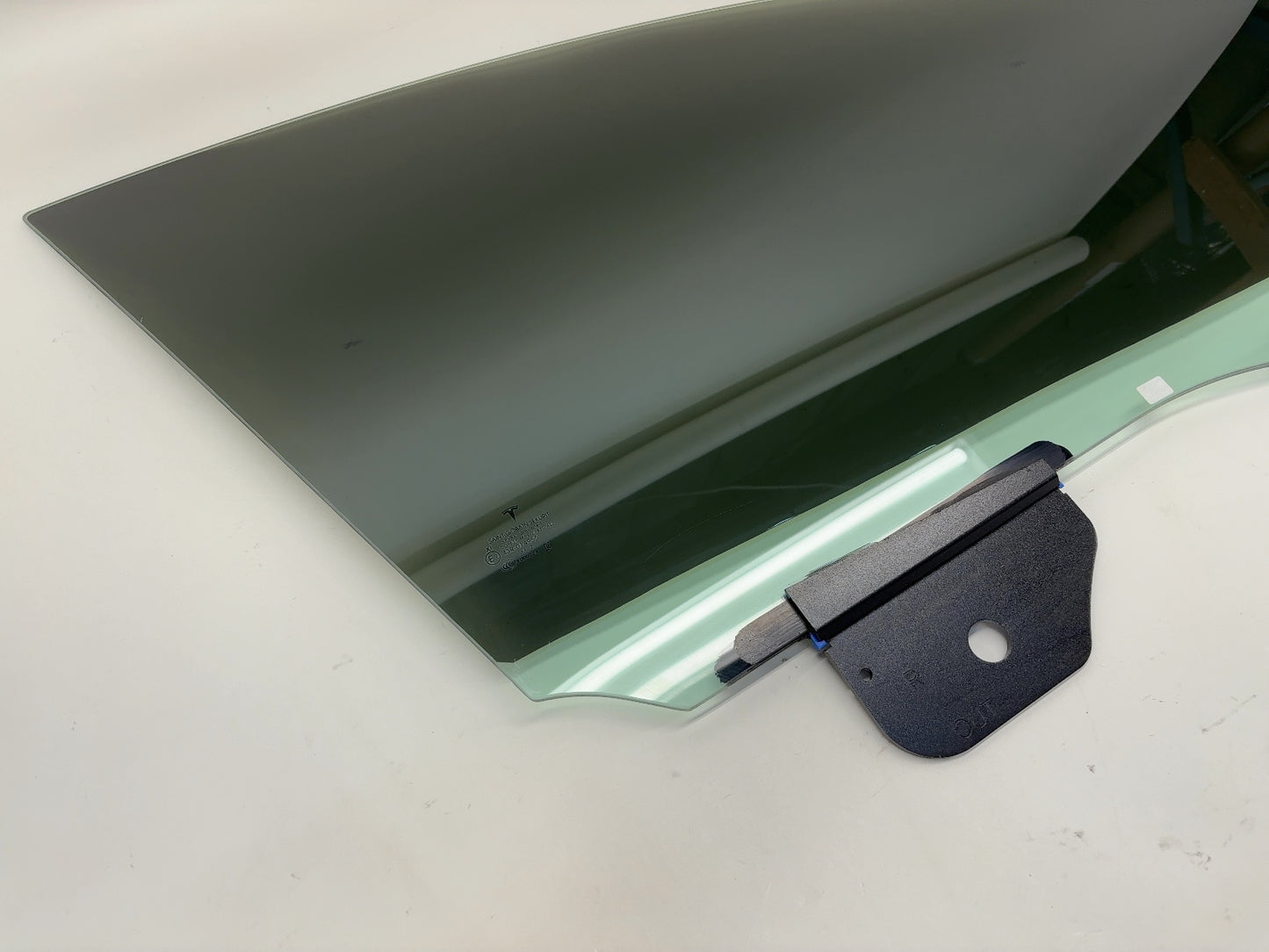 2022-2023 Tesla Model Y Front Right Door Glass Laminated 1582617-00-B