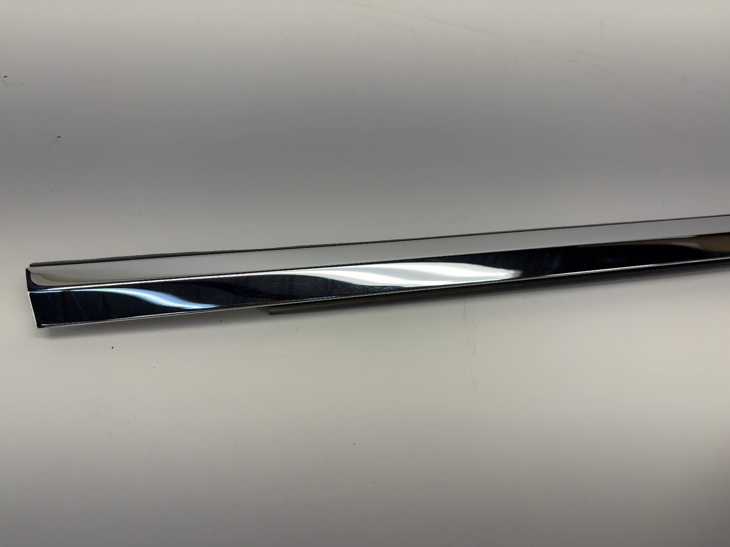 2018 Tesla Model X Front Right Door Belt Molding 1098684-00-D