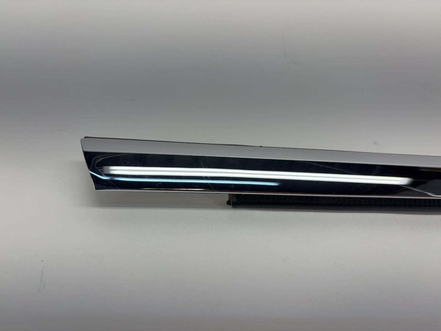 2015 Tesla Model S Front Right Exterior Door Belt Molding 1038394-00-A