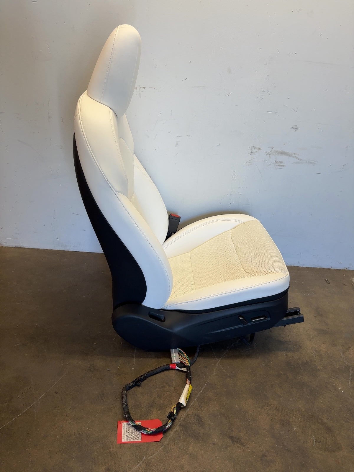 2024 Tesla Model 3 Front Right Passenger Seat Assembly White 7754324-02-B