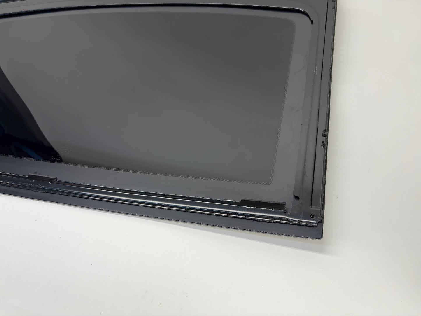 2015 Tesla Model S Glass Panel Moving Sunroof 1043257-00-A