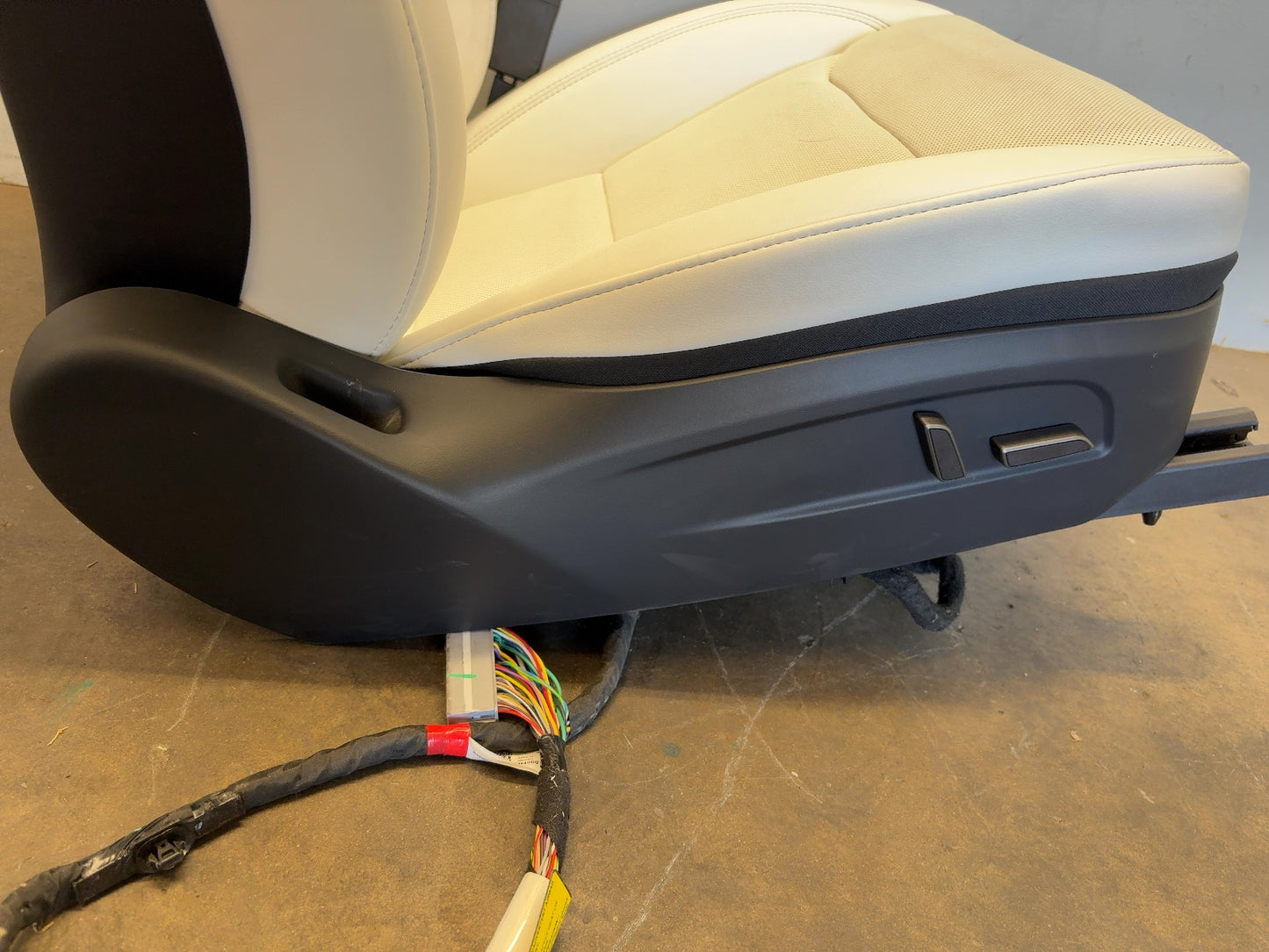 2024 Tesla Model 3 Front Right Passenger Seat Assembly White 7754324-02-B