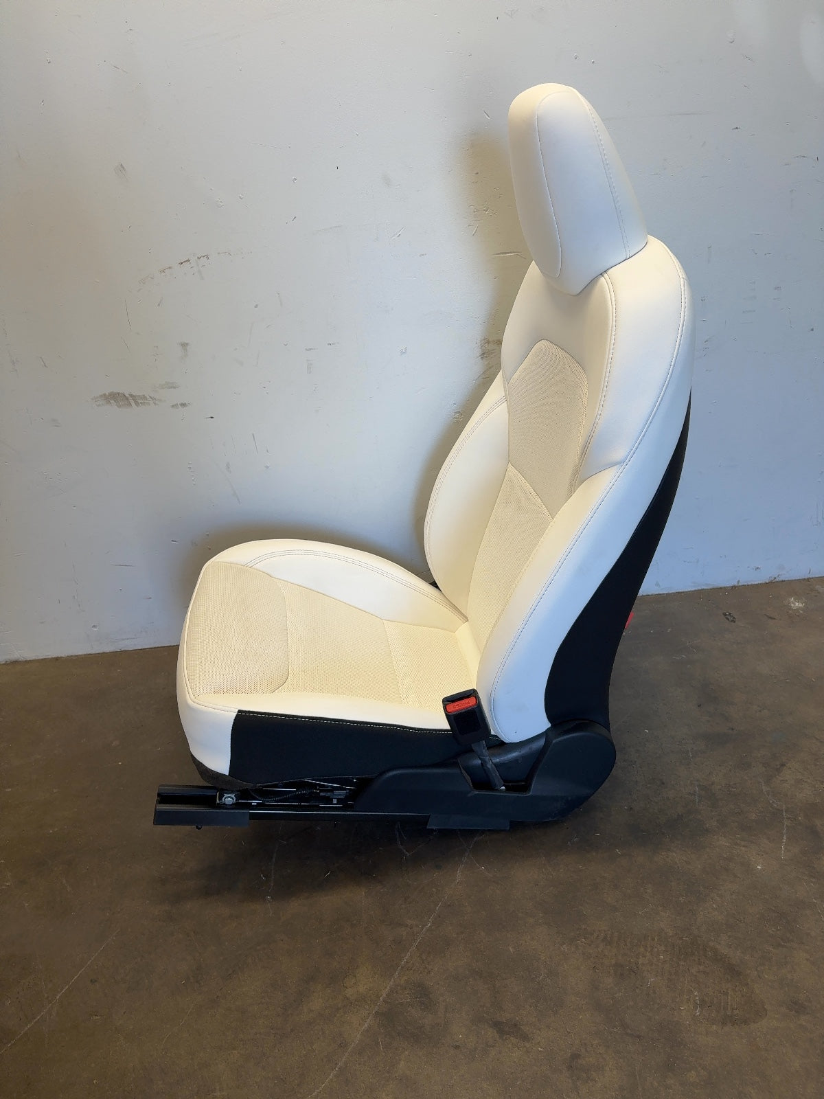 2024 Tesla Model 3 Front Right Passenger Seat Assembly White 7754324-02-B