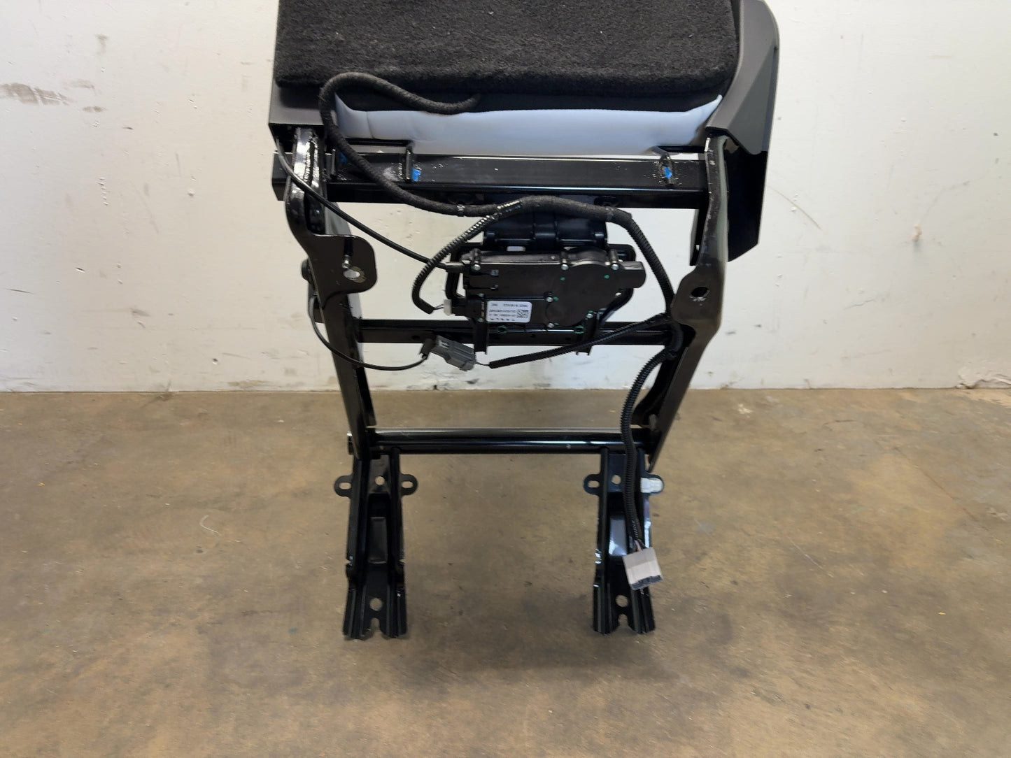 2024 Tesla Model Y Second Row Rear Right Seat Assembly 3907892-02-E