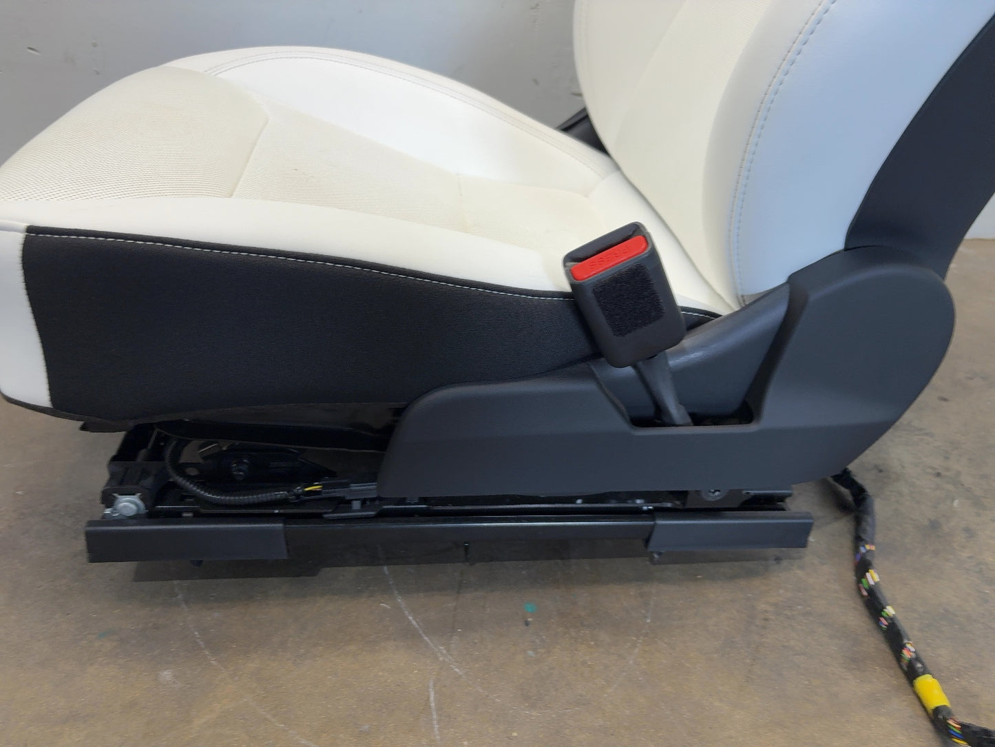 2024-2025 Tesla Model 3 Highland Front Right Seat Assembly 7754324-02-B
