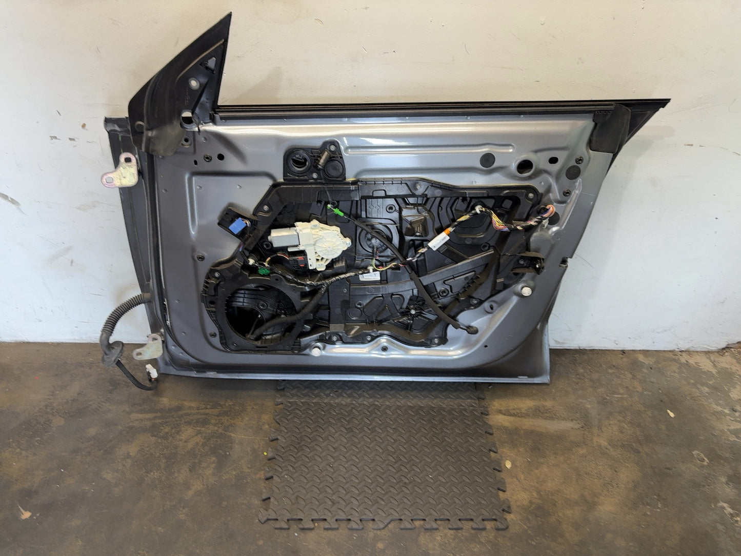 2020-2025 Tesla Model Y Front Right Door Shell 1501462-E0-A