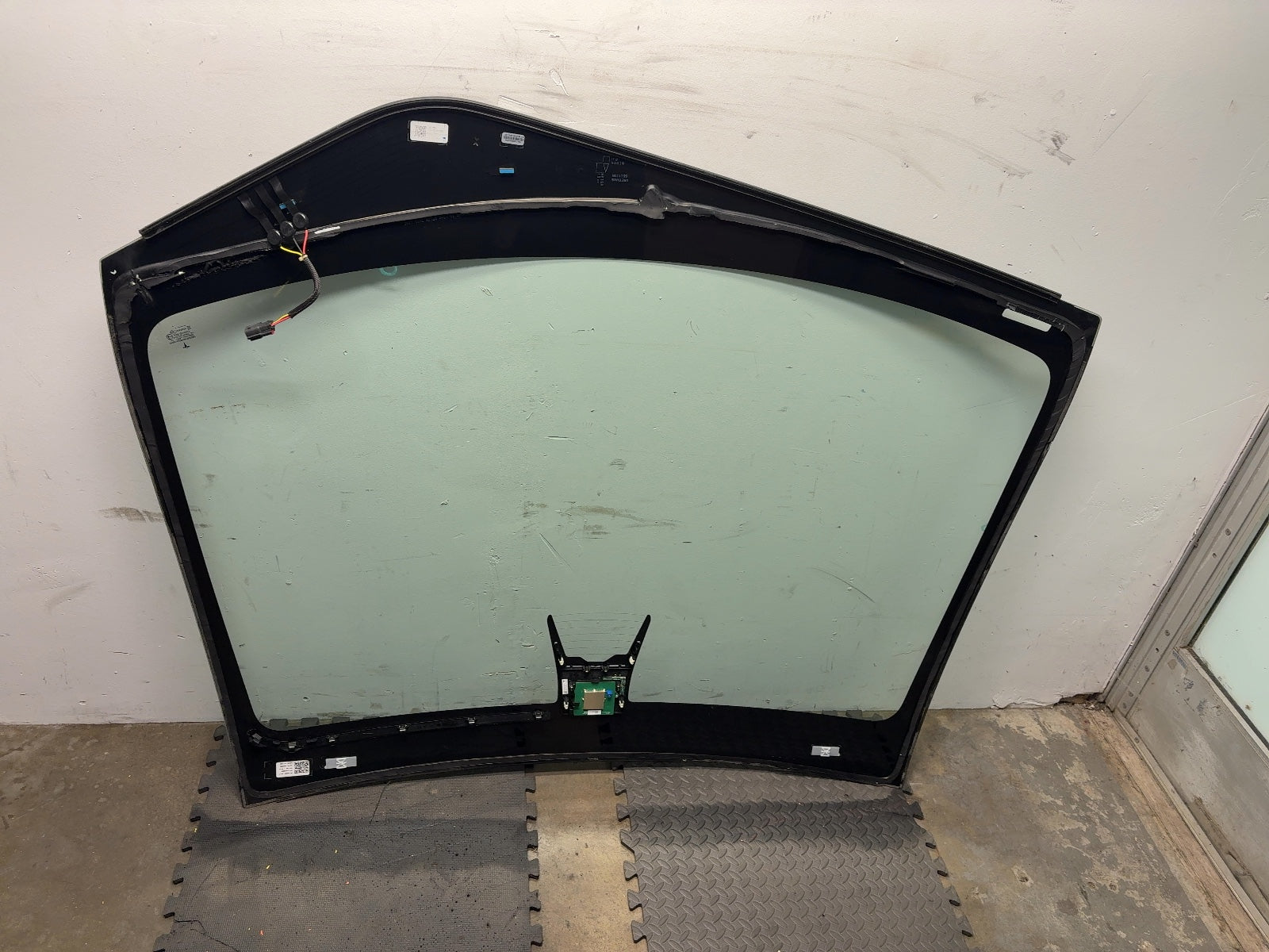 2022 Tesla Model Y Windshield 1533237-00-J – Calimotive Auto Recycling