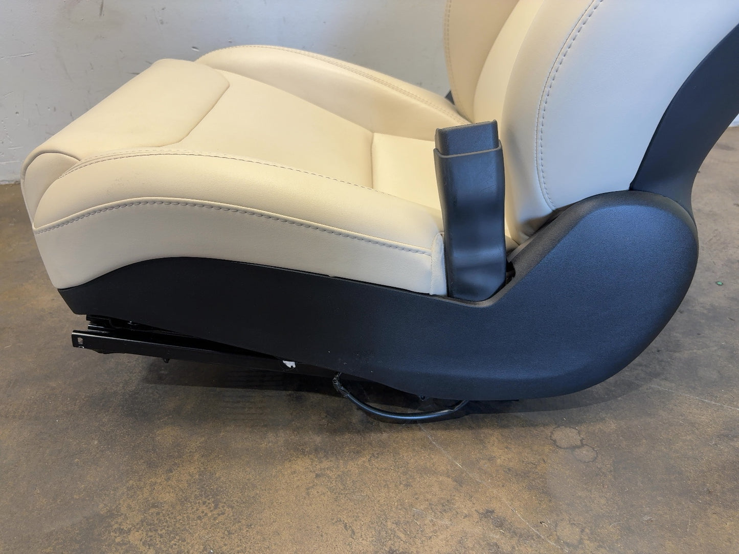 2018 Tesla Model S Front Right Seat Assembly 9876536-03-A