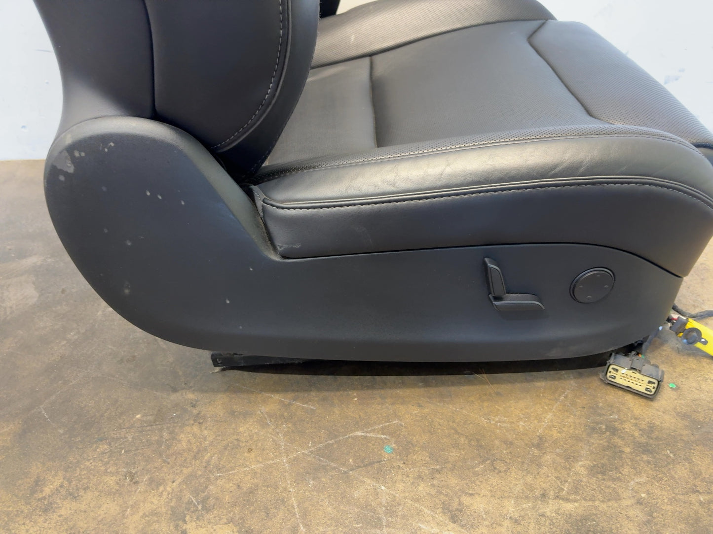 2016 Tesla Model S Front Right Seat Assembly 1105949-02-B