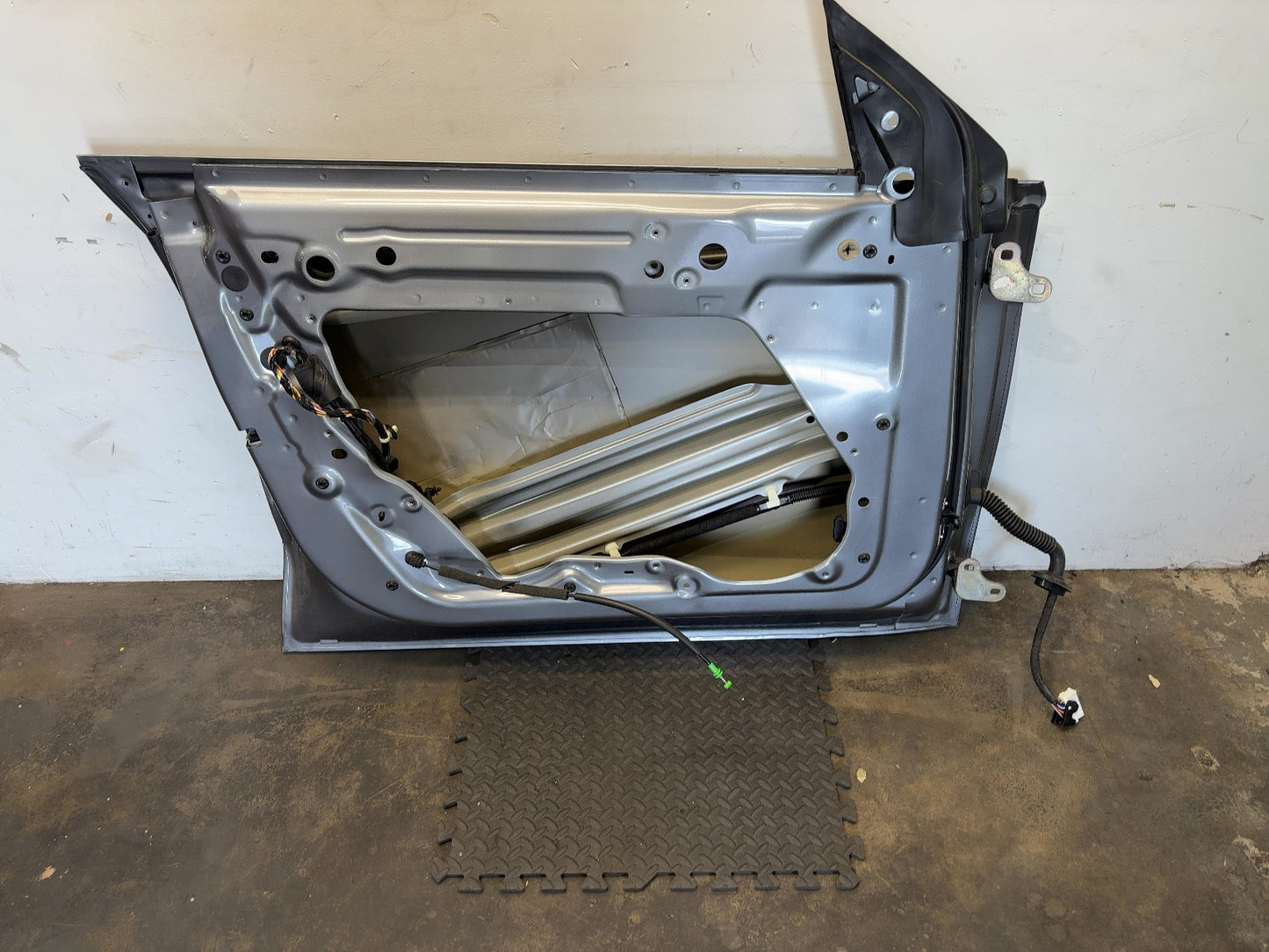 2020-2025 Tesla Model Y Front Left Door Shell 1505460-E0-A