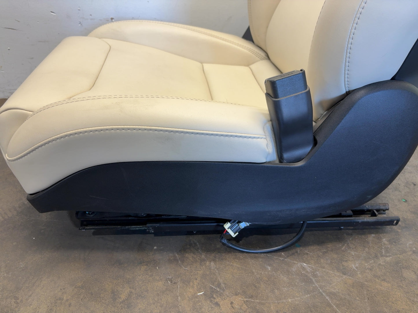 2018 Tesla Model S Front Right Seat Assembly 9876536-03-A