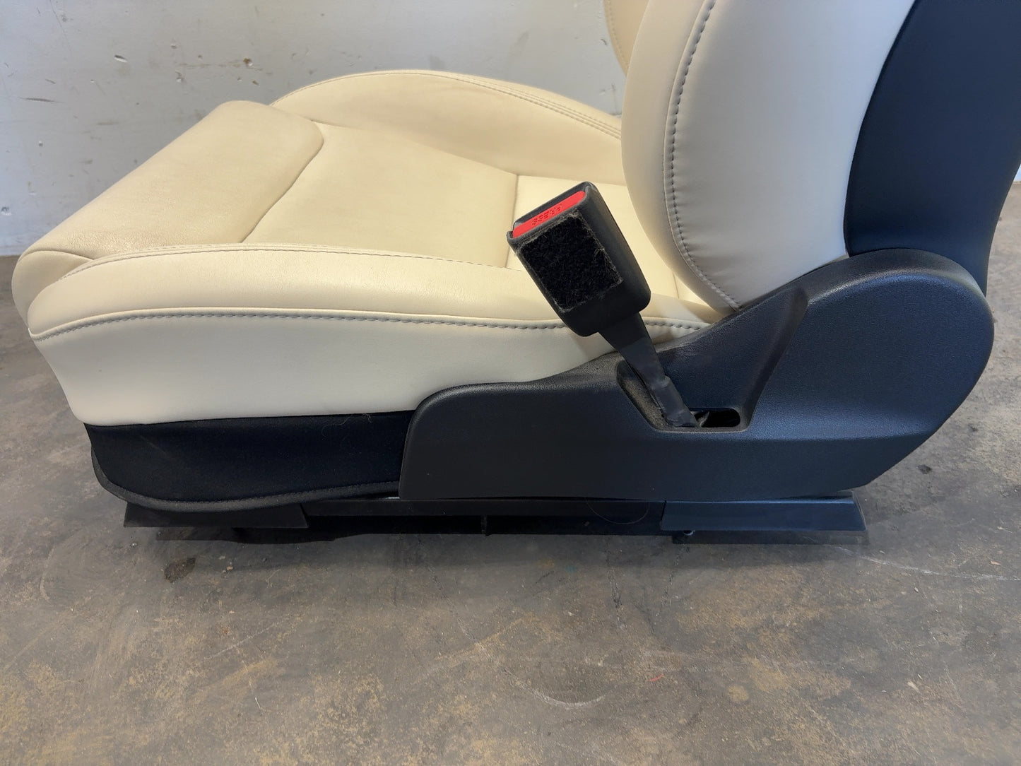 2020 Tesla Model X Front Right Seat Assembly Cream 3876524-03-A