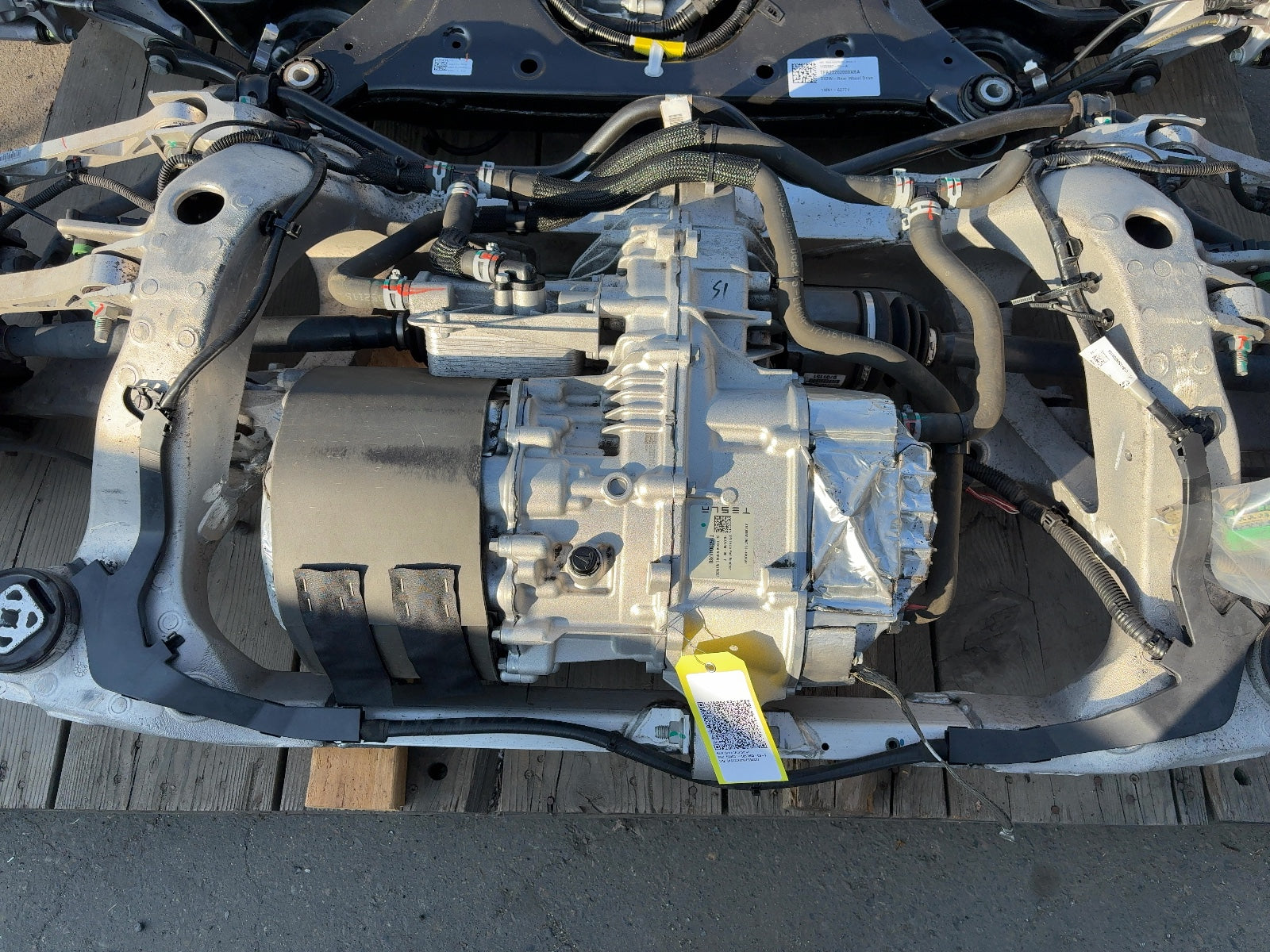 2015 Tesla Model S Rear Drive Unit Small 1037000-00-F – Calimotive Auto ...