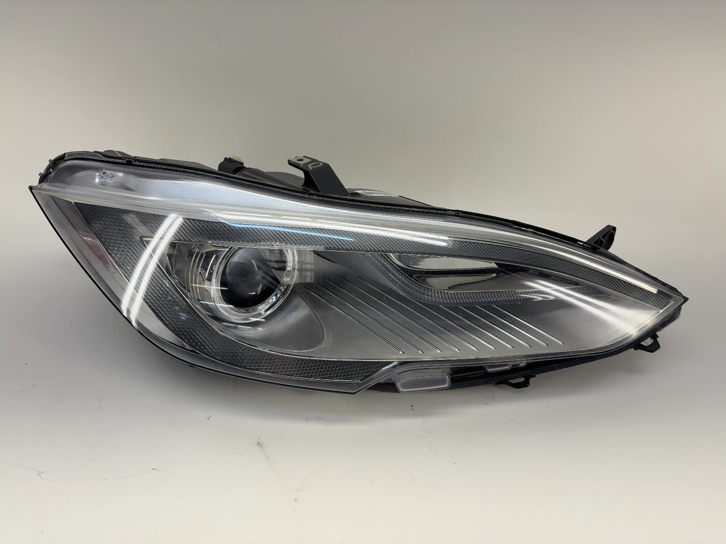 2015 Tesla Model S Right Headlamp 6005907-00-D