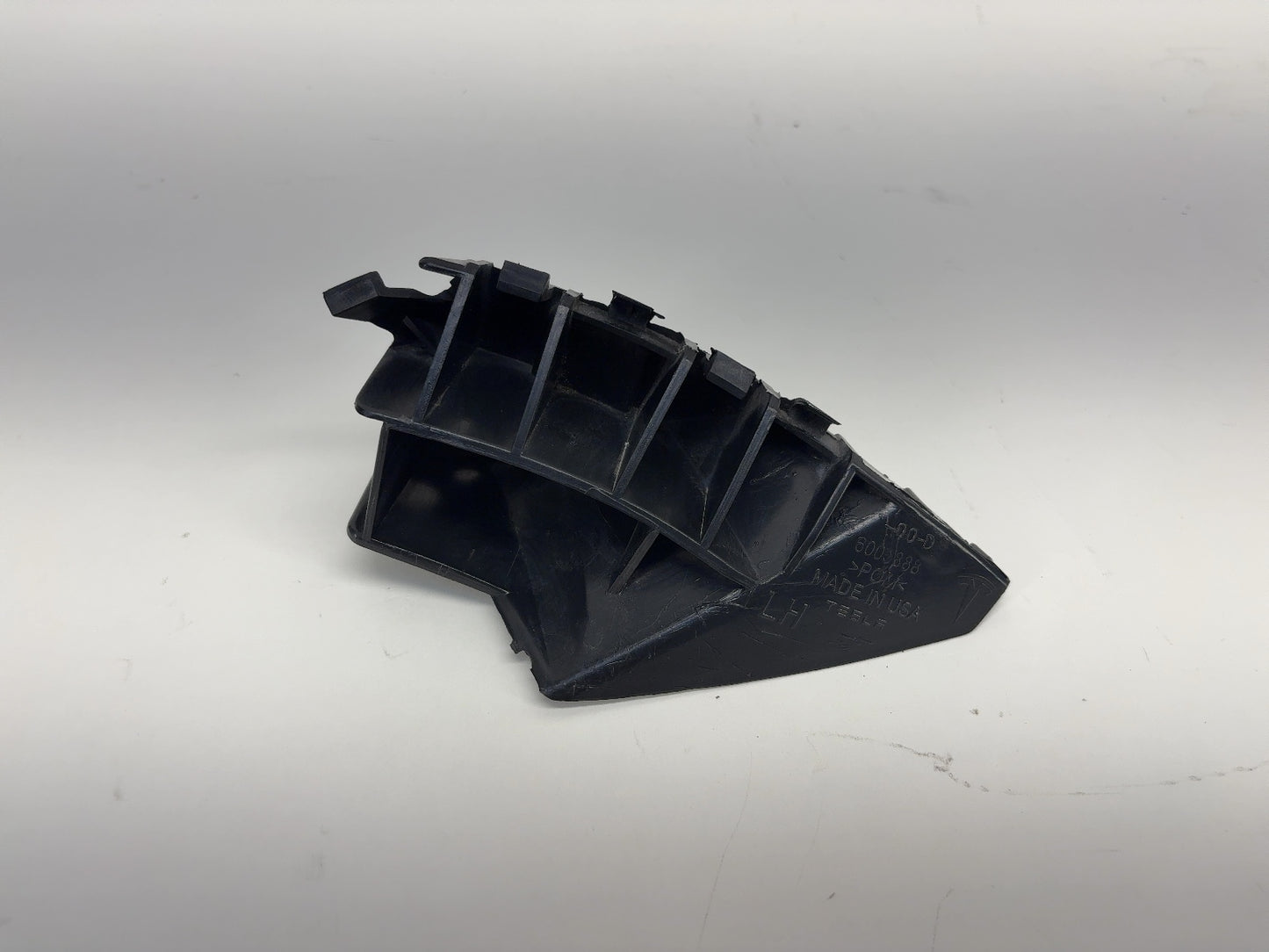 2015 Tesla Model S Fender Bracket Left 6005888-00-D