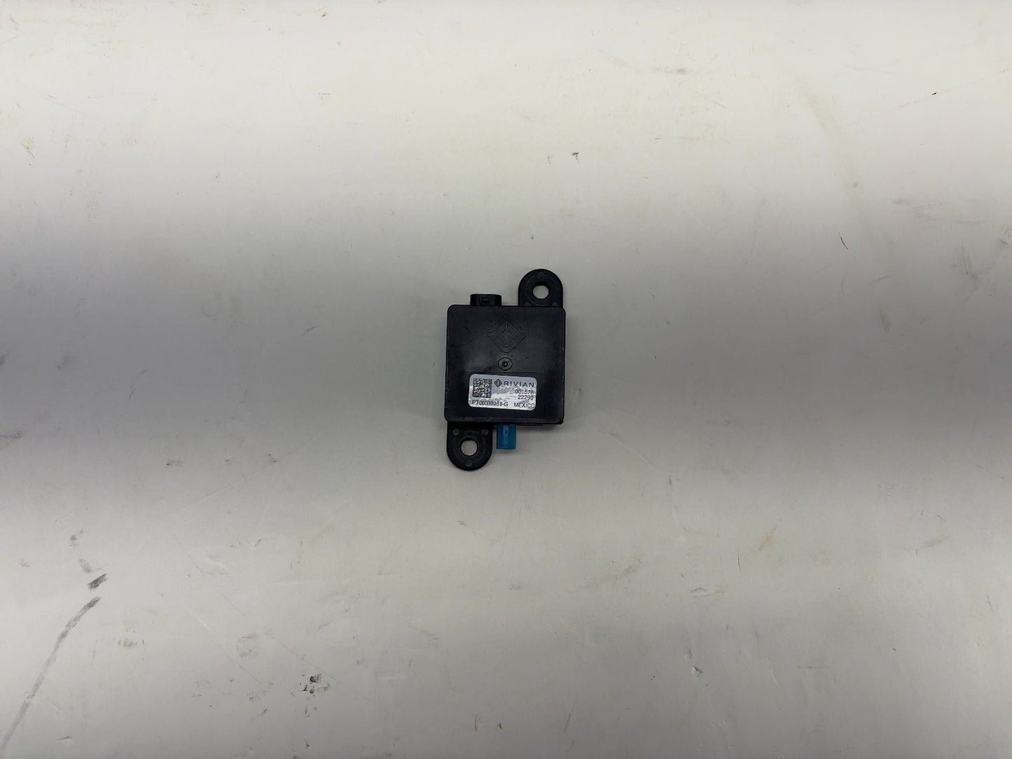 2023 Rivian R1S R1T Front Radio Antenna Amplifier PT00039253-G