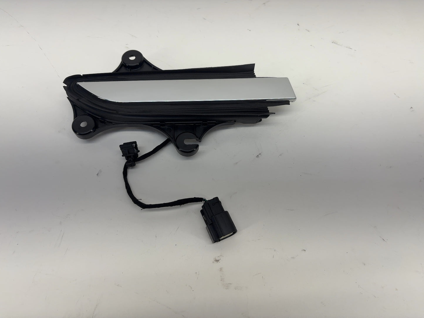 2018 Tesla Model X Rear Right Door Handle 1045158-00-D