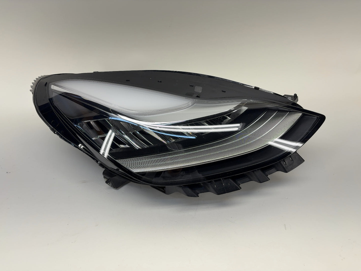 2018-2019 Tesla Model 3 Right Headlight 1077372-10-I