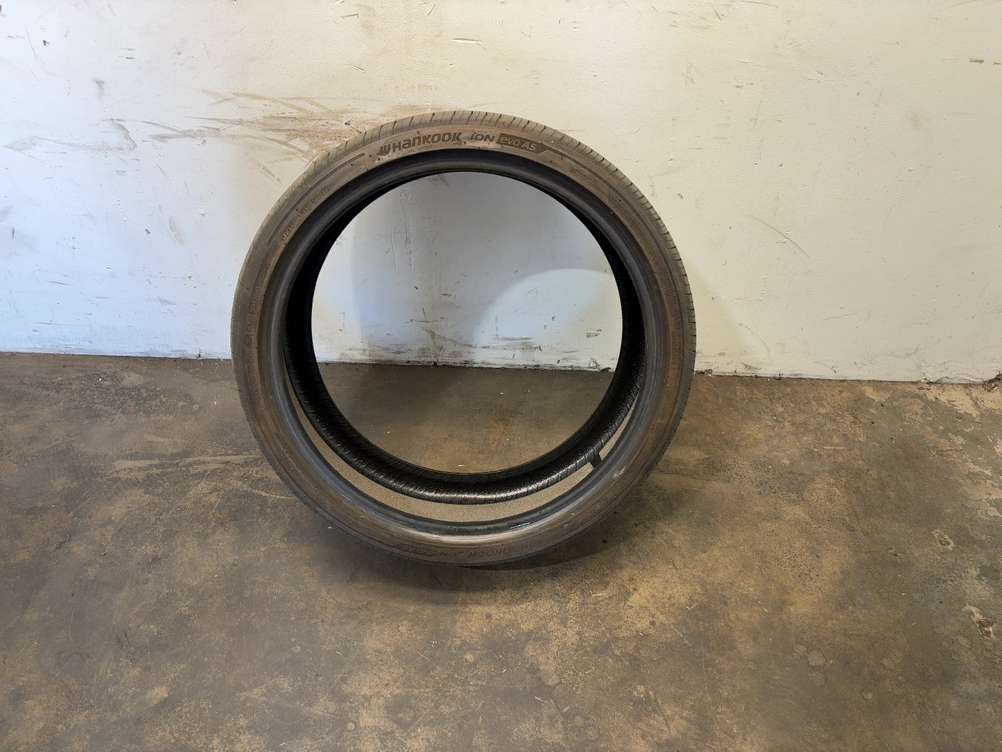 2025 Tesla Model Y Hankook Ion Evo As 245/35r21 96y Tire 2188269-11-A