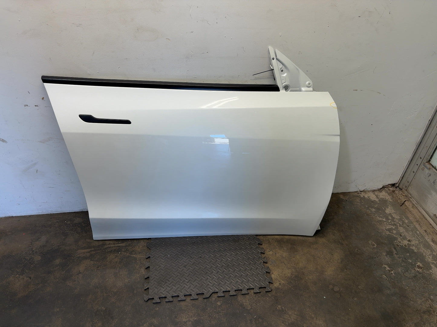 2026 Tesla Model Y Juniper Front Right Door Shell 2035501-E0-A