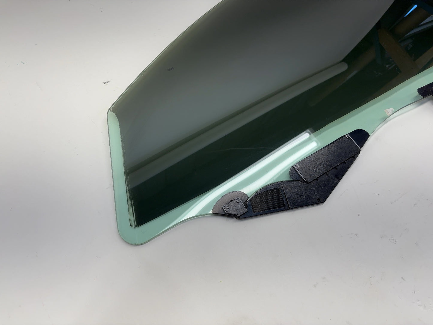 2022-2023 Tesla Model Y Front Left Door Glass Laminated 1582616-00-B