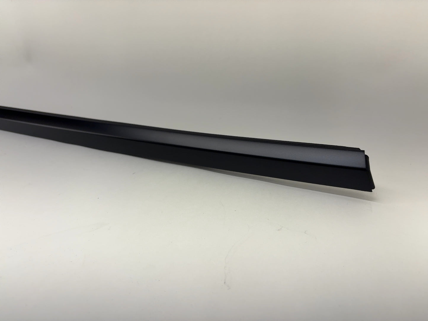2026 Tesla Model Y Juniper Front Right Door Belt Molding 2022804-21-A