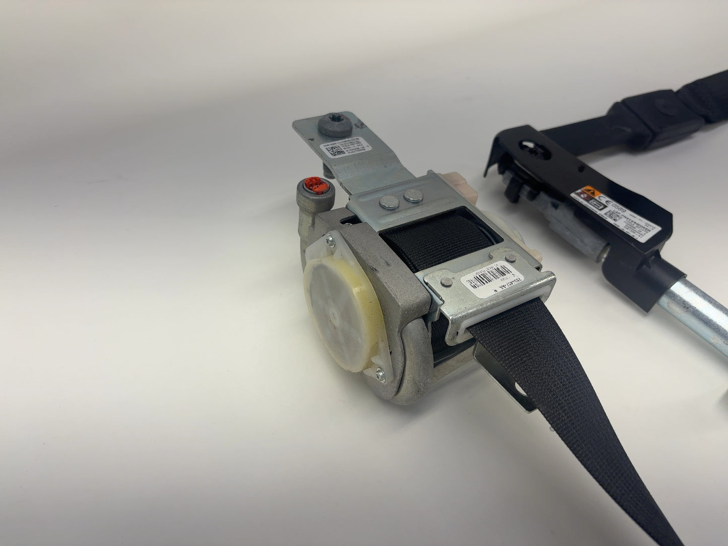 2014-2015 Tesla Model S Front Right Seatbelt With Pretensioner 1048259-02-A