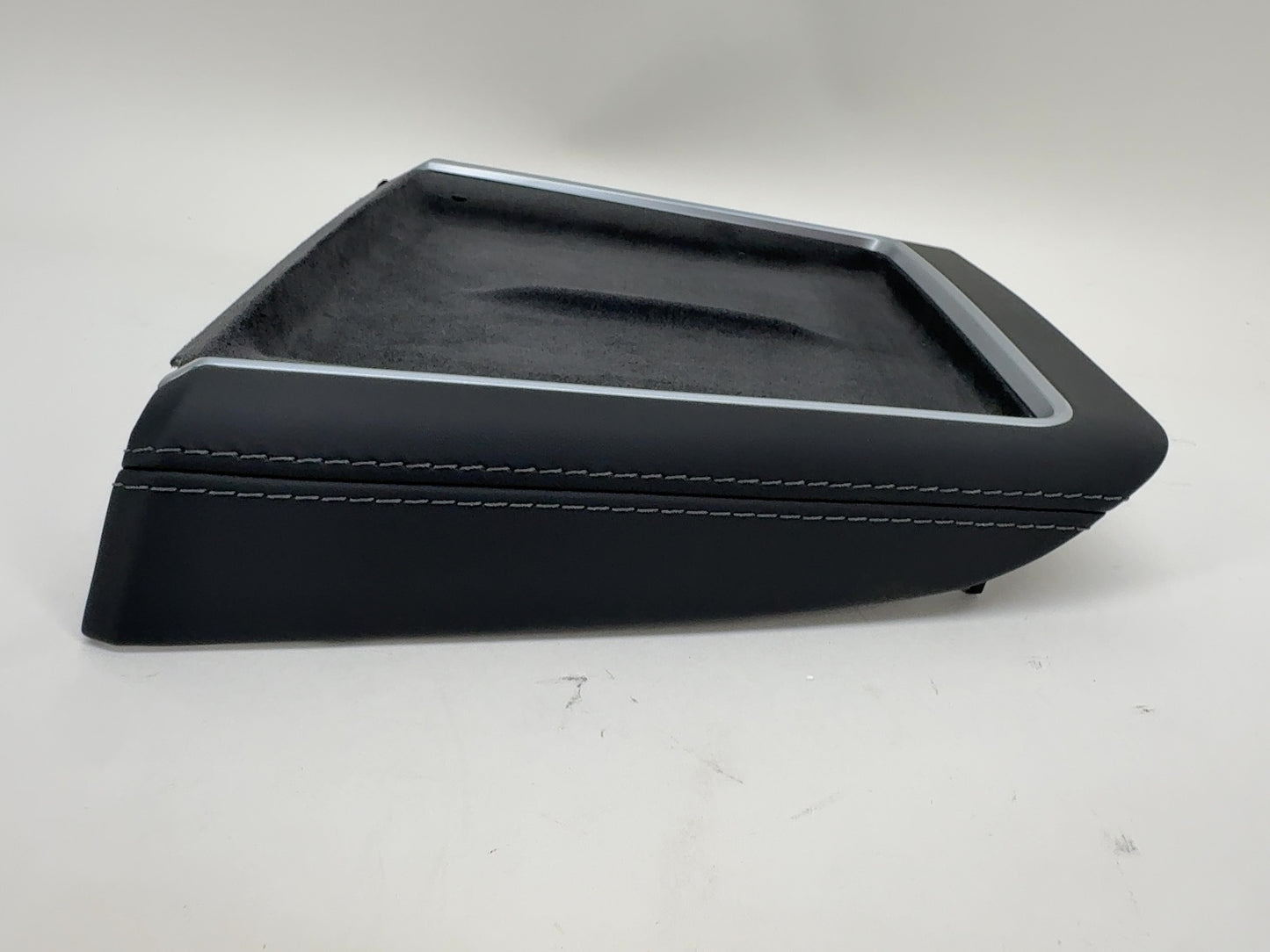 2025-2026 Tesla Model Y Juniper Wireless Charging Module With Pad 1761810-00-C