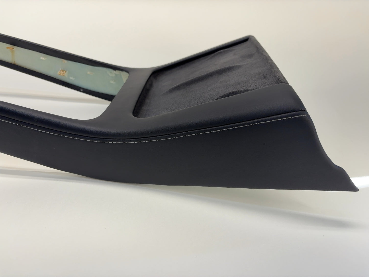 2022-2025 Tesla Model Y Center Console 2.0 Trim Charging Pad With Module 1755541-00-B