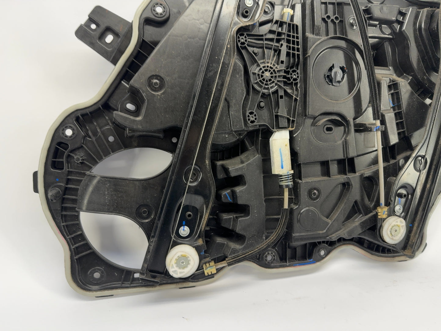 2020 Tesla Model Y Front Left Door Window Regulator 1526804-00-B