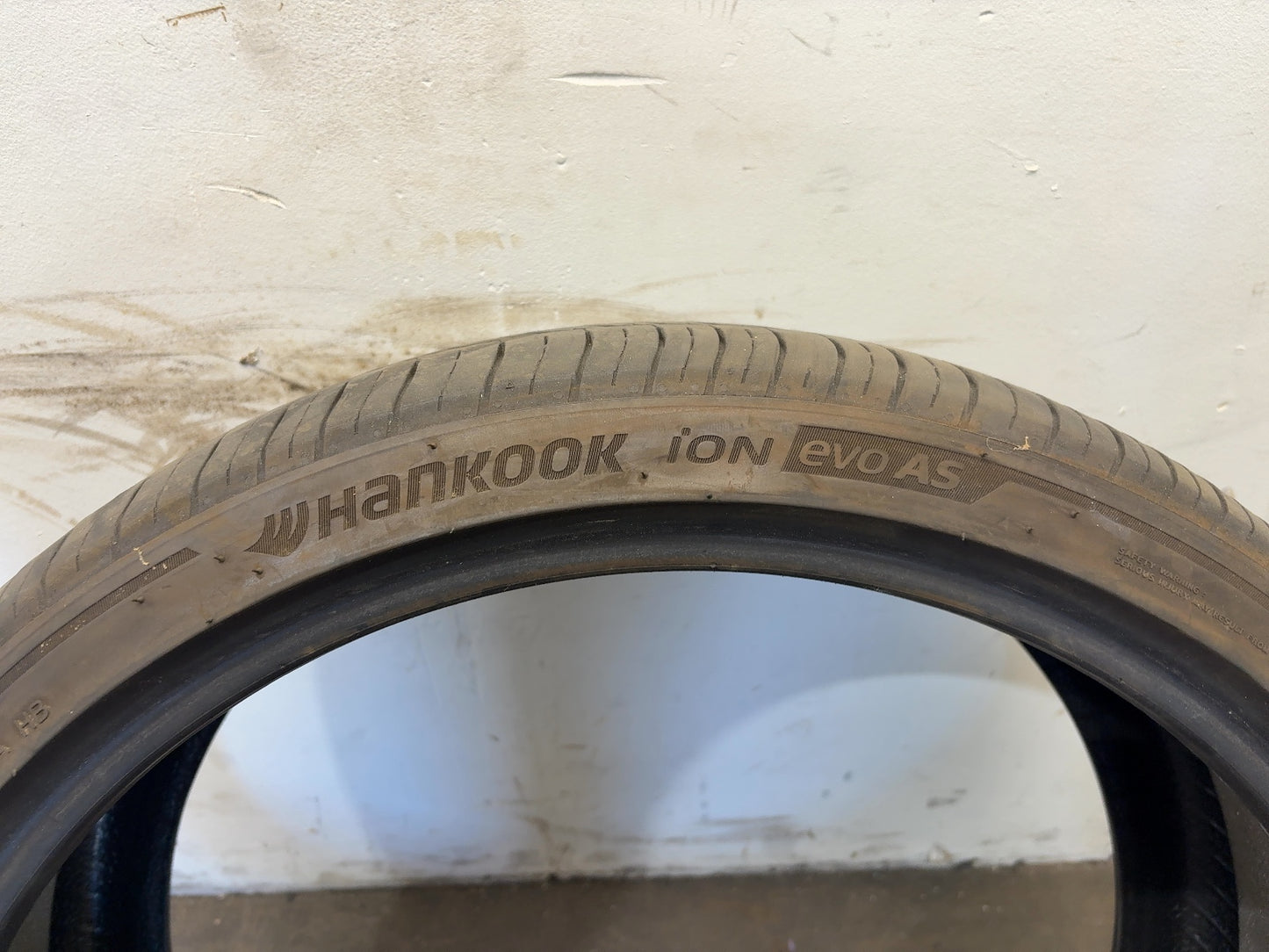 2025 Tesla Model Y Hankook Ion Evo As 245/35r21 96y Tire 2188269-11-A