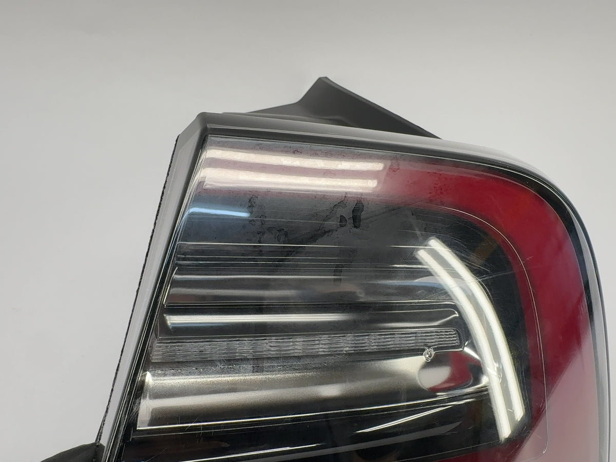 2018 Tesla Model 3 Tail Lamp Rear Bodyside Right 1077398-90-E