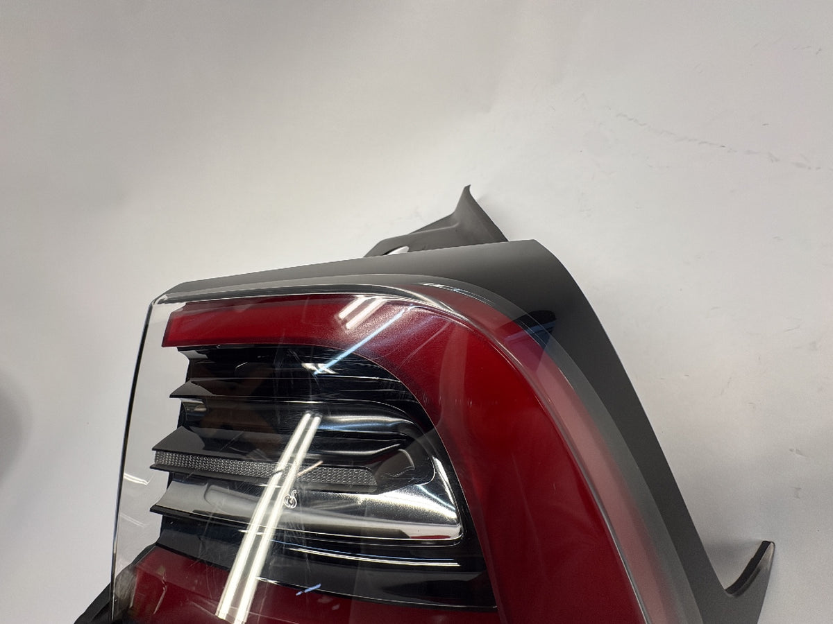 2021-2025 Tesla Model Y Tail Lamp Rear Bodyside Global Right 1502087-00-D