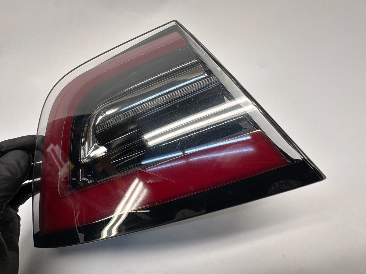 2020 Tesla Model 3 Tail Lamp Rear Bodyside Left 1077397-99-G