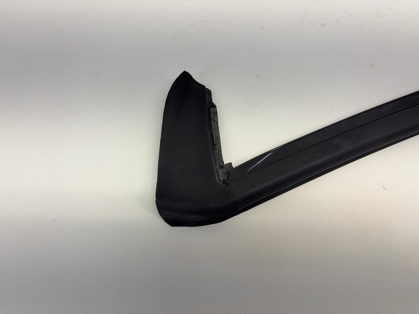 2023-2024 Tesla Model Y Rear Right Quarter Glass Weather Strip 1497714-00-D