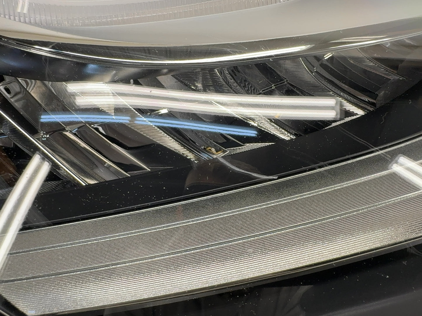 2018-2019 Tesla Model 3 Right Headlight 1077372-10-I