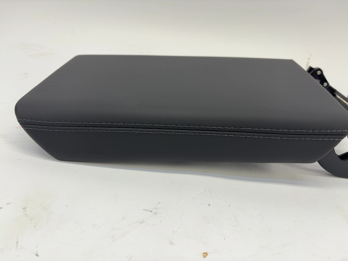 2026 Tesla Model Y Juniper Center Console Armrest 1987591-50-F