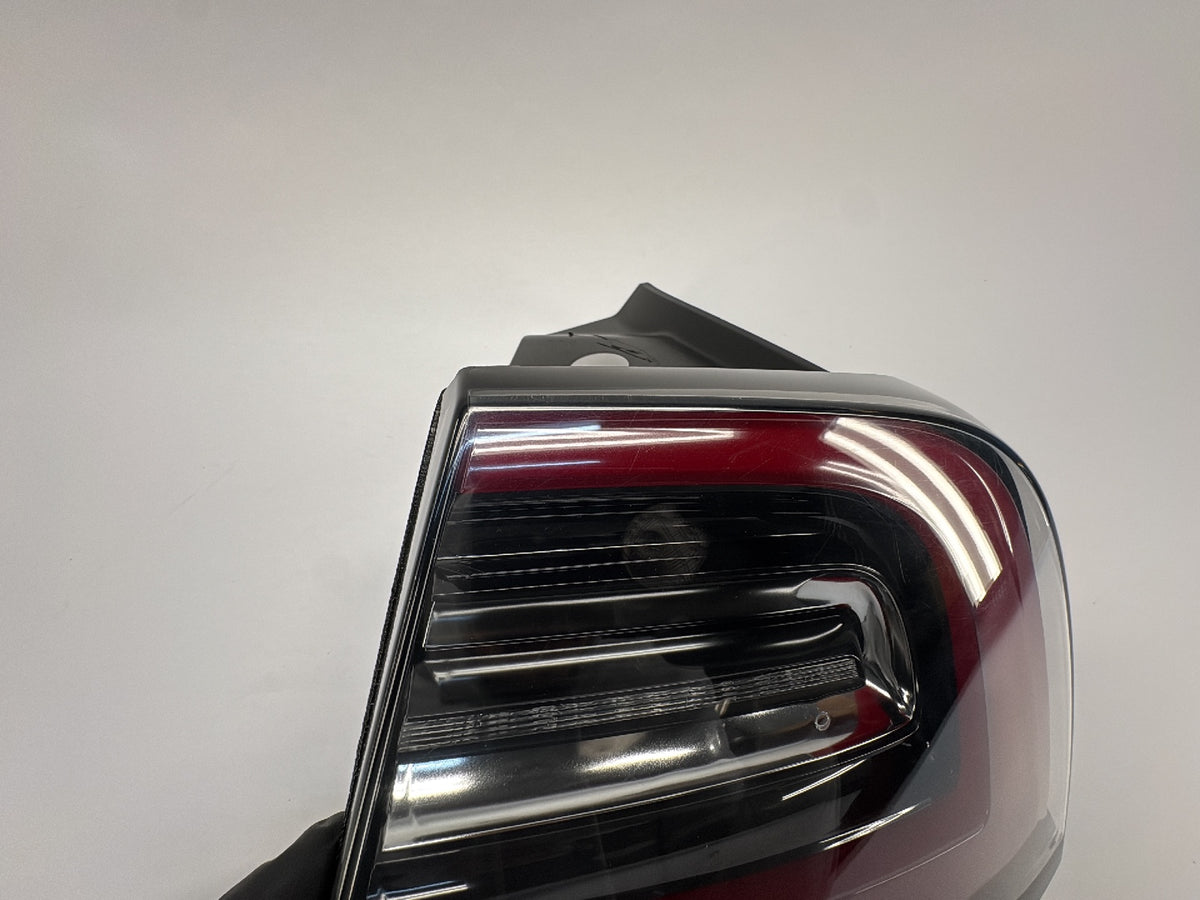 2020 Tesla Model 3 Tail Lamp Rear Bodyside Right 1077398-97-F