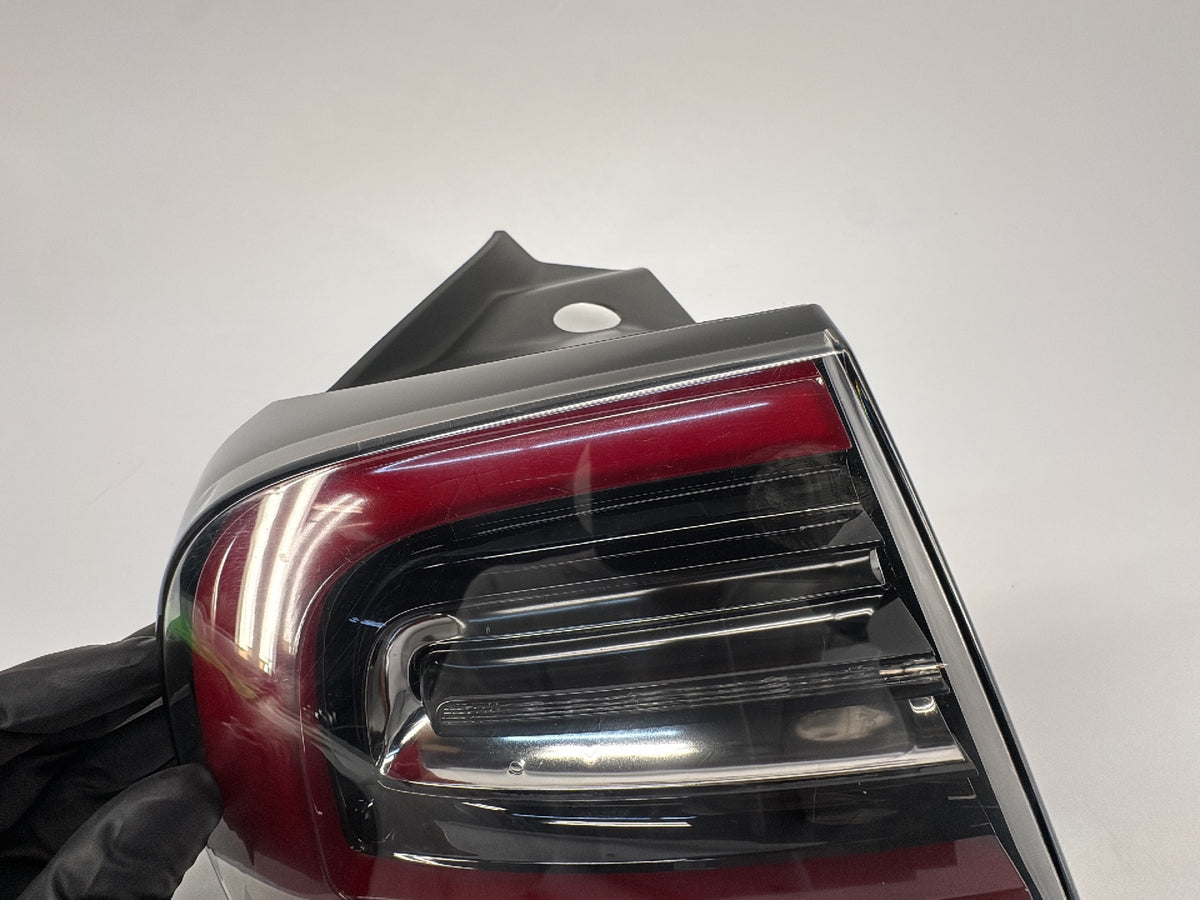 2020 Tesla Model 3 Tail Lamp Rear Bodyside Left 1077397-99-G