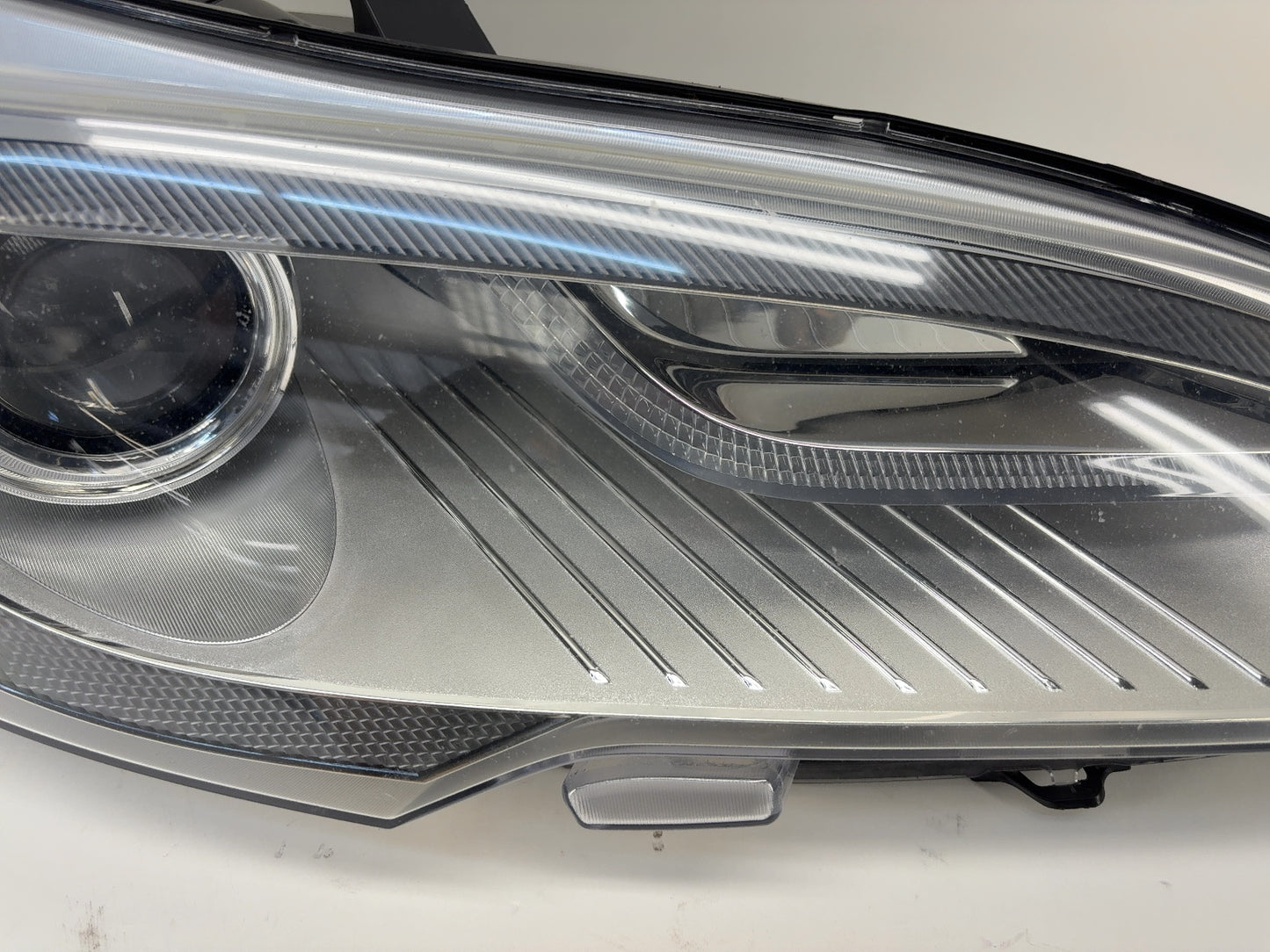 2015 Tesla Model S Right Headlamp 6005907-00-D
