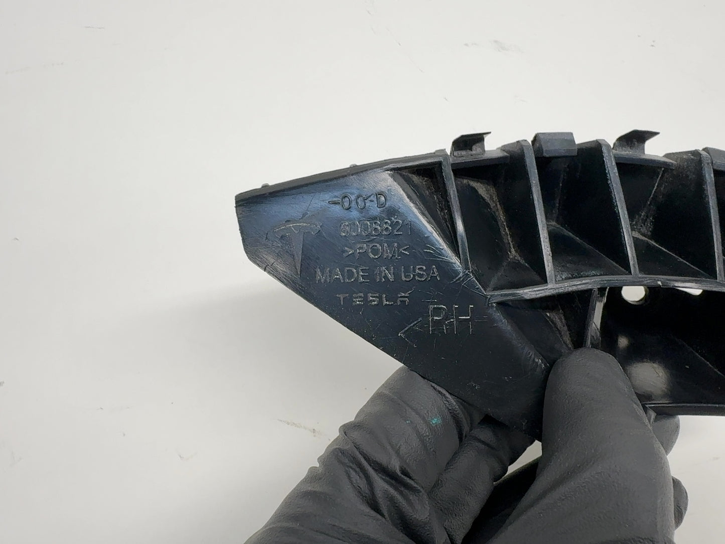2015 Tesla Model S Fender Bracket Right 6008821-00-D