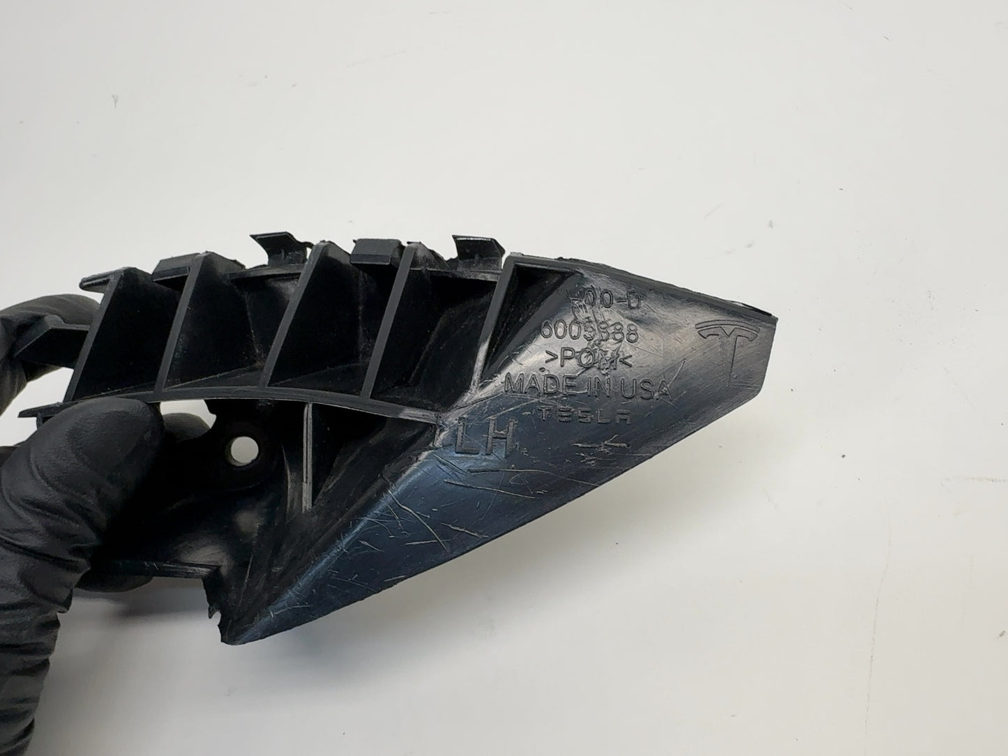 2015 Tesla Model S Fender Bracket Left 6005888-00-D