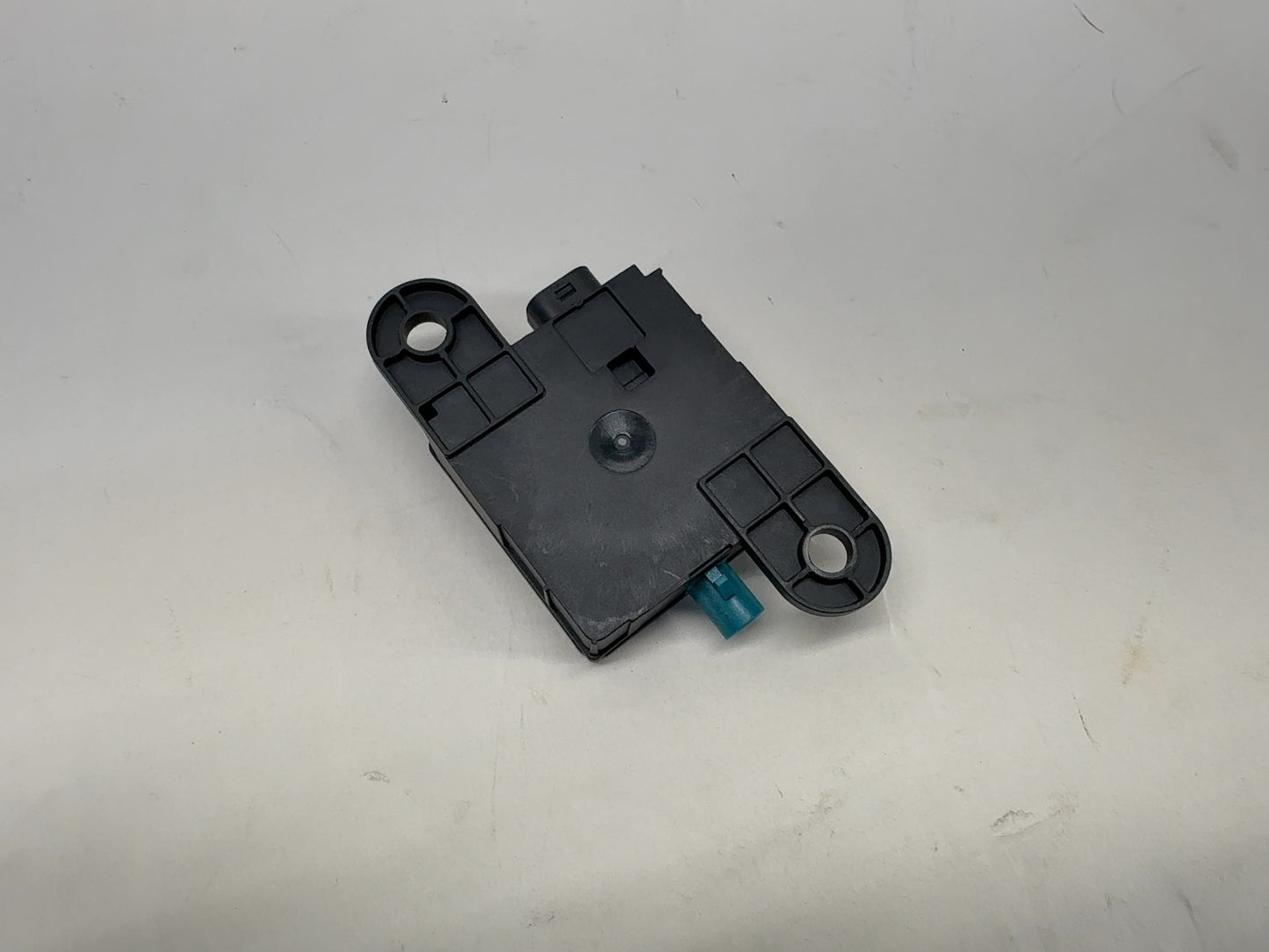 2023 Rivian R1S R1T Front Radio Antenna Amplifier PT00039253-G