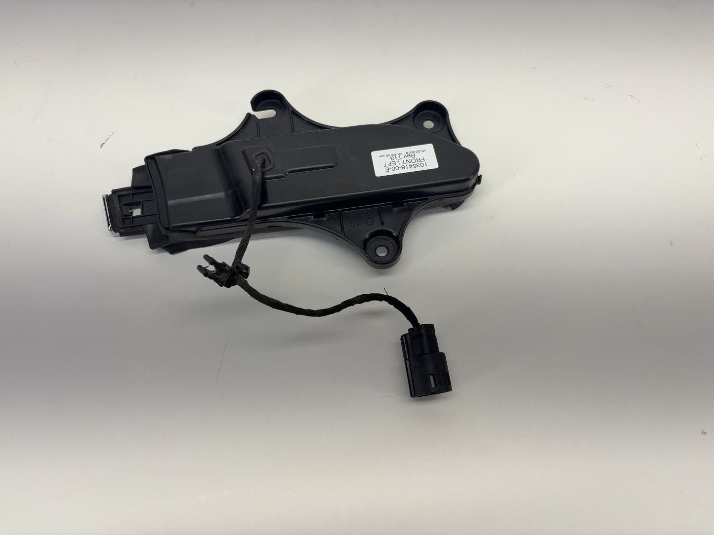 2018-2020 Tesla Model X Front Left Door Handle 1035418-00-E